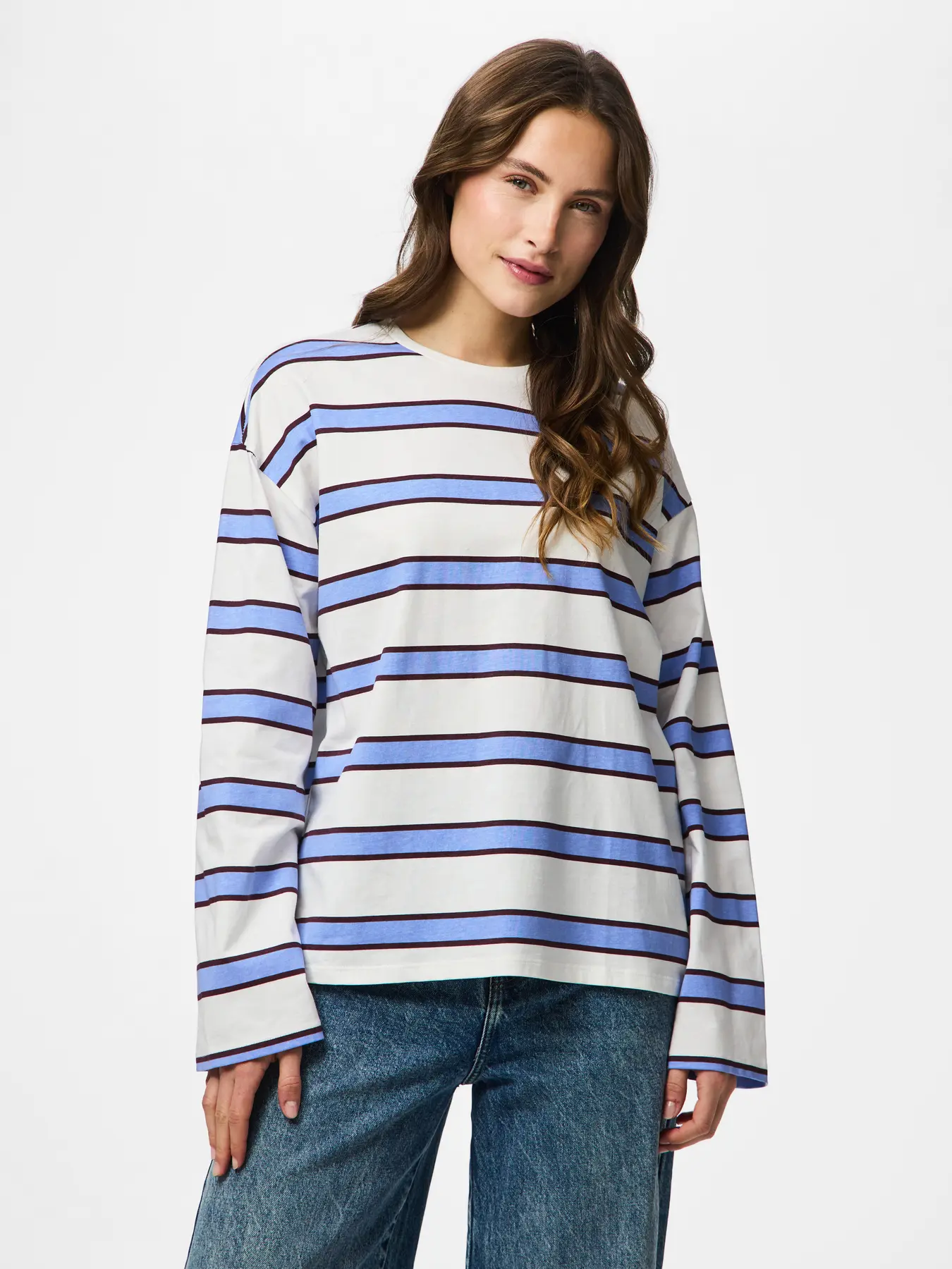 T-shirt blanc à rayures manches longues pour femme. Référence PCMILA PIECES.