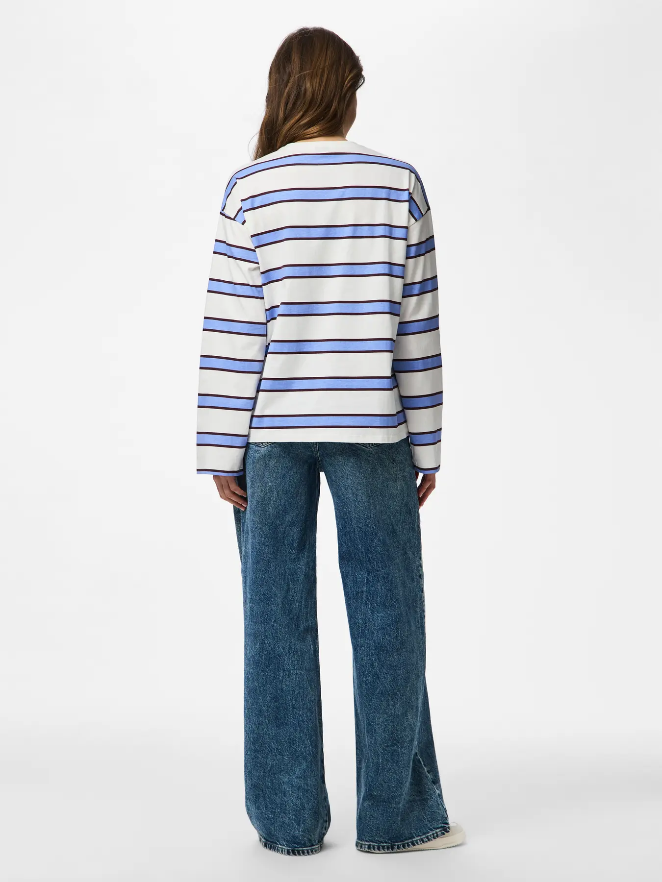 T-shirt blanc à rayures manches longues pour femme en coton biologique. Référence PCMILA PIECES.