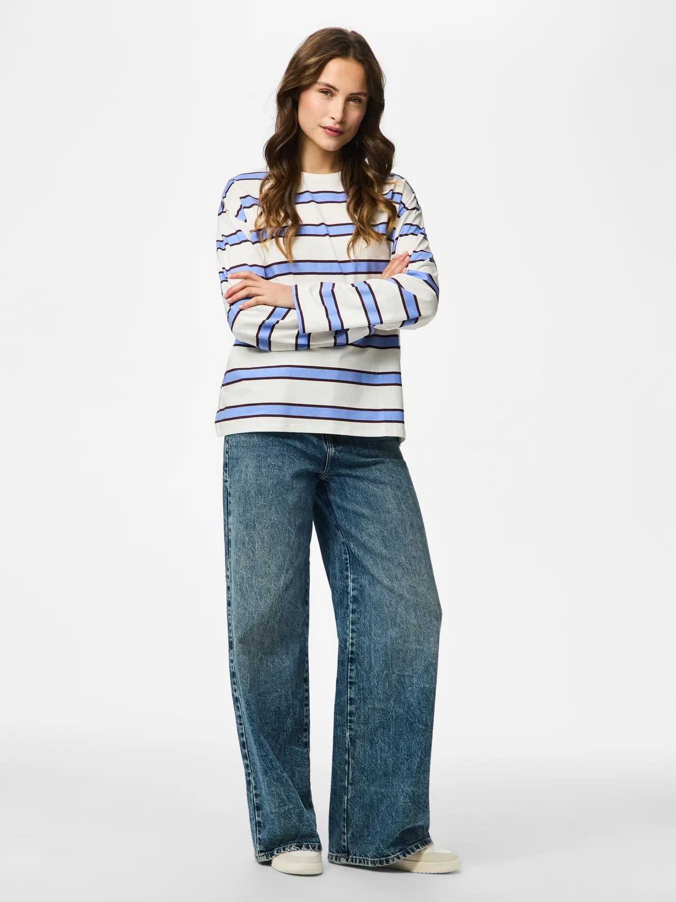 T-shirt blanc à rayures manches longues pour femme en coton. Référence PCMILA PIECES.